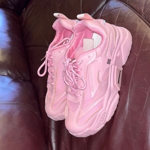 I am selling these pink shoes.